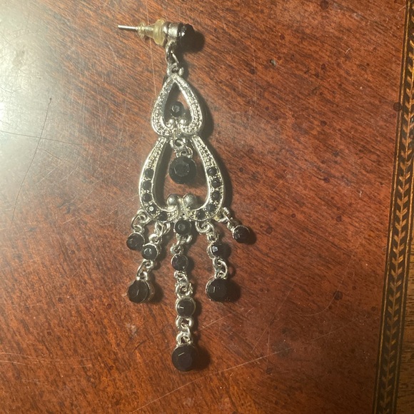 Silver toned earrings with black stones - Picture 2 of 3